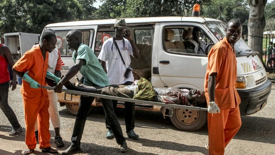 Arrivée à l'hôpital d'une personne blessée lors de violences provoquées par l'assassinat d'un conducteur de moto-taxi, le 26 septembre 2015 à Bangui