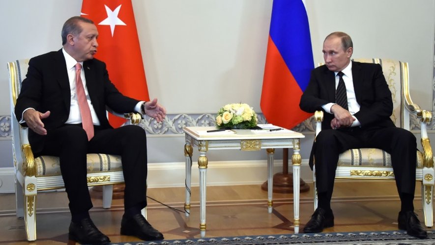 Le président russe Vladimir Poutine (à d.) et son homologue turc Recep Tayyip Erdogan, le 9 août 2016 à Saint-Pétersbourg