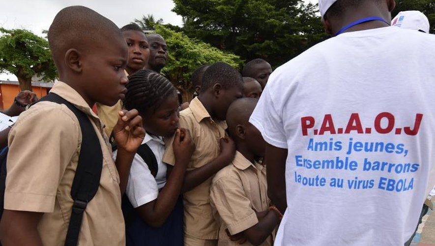 Un homme sensibilise des élèves d'une école d'Abidjan au virus Ebola lors d'une campagne de prévention mise en place par les Nations Unies le 15 septembre 2014