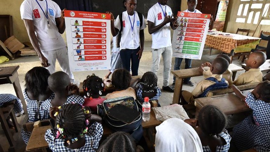 Des élèves d'une école d'Abidjan assistent à une campagne de prévention contre le virus Ebola mise en place par les Nations Unies le 15 septembre 2014