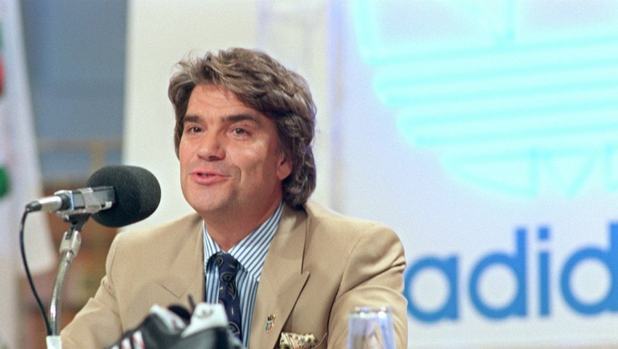 Photo prise le 7 juillet 1990 à Rome d'une conférence de presse de Bernard Tapie annonçant que son groupe achetait 80 % d'Adidas
