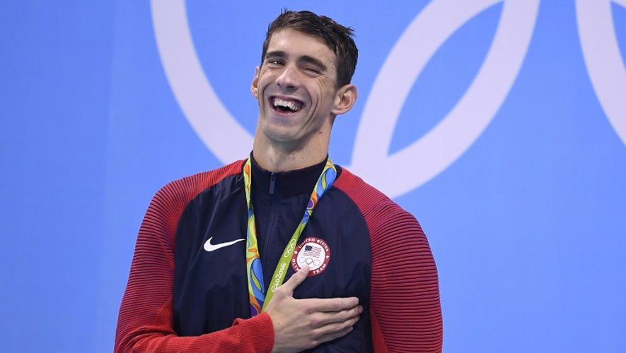 L'Américain Michael Phelps sur le podium sa médaille d'or du 200 m papillon le 9 août 2016 à Rio