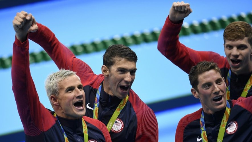 Les Américains Ryan Lochte, Michael Phelps, Conor Dwyer et Townley Haas sur le podium avec leurs médailles d'or du relais 4x200 m le 9 août 2016 à Rio