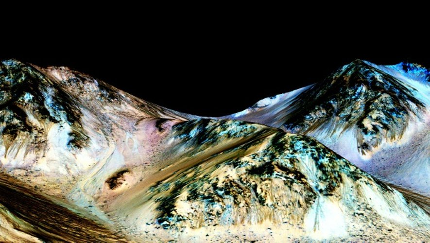 Image fournie par la NASA le 27 septembre 2015, montrant des trainées pouvant avoir été formées par de l'eau coulant sur Mars