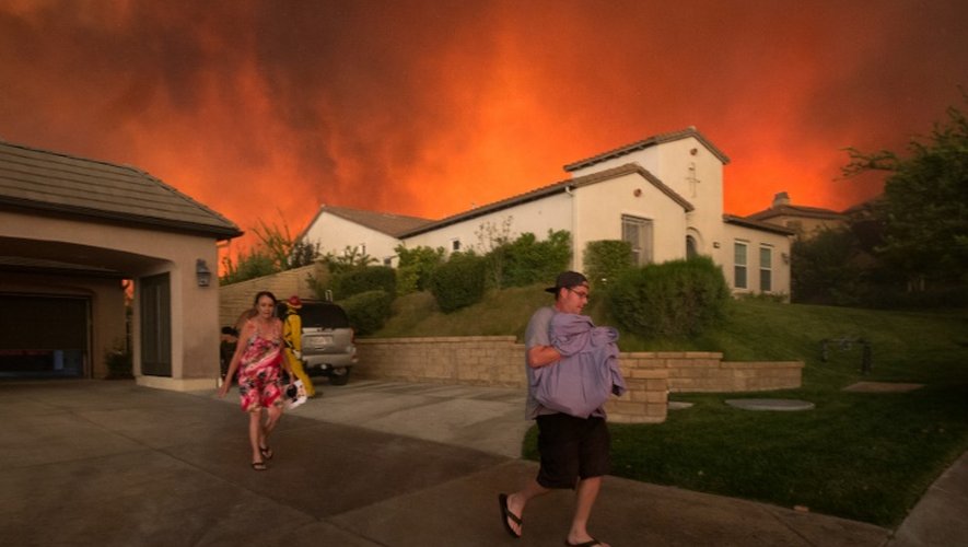 Des habitants quittent leur domicile en raison de l'incendie qui fait rage le 23 juillet 2016 à Santa Clarita en Californie