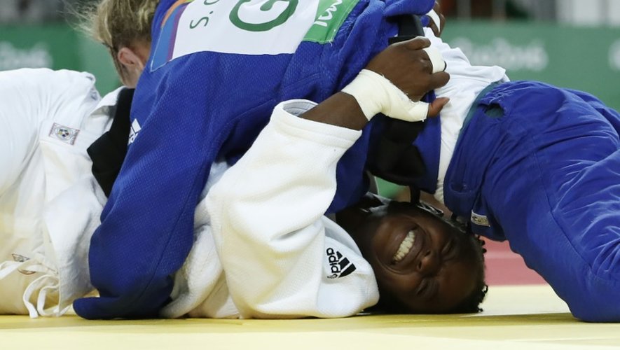 La judoka française Gévrise Emane (blanc) bloquée au sol par la Britannique Sally Conway chez les moins de 70 kg, aux Jeux de Rio, le 10 août 2016