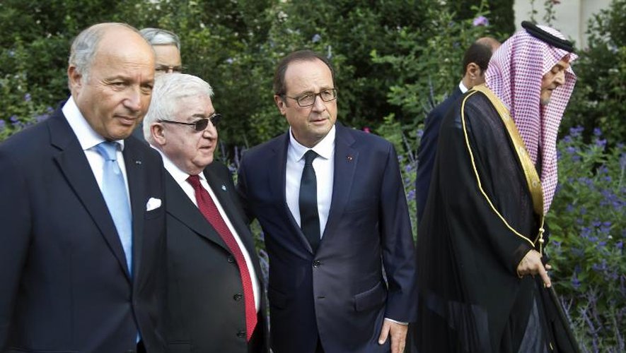 (G à D): Laurent Fabius, le président irakien Fouad Masum,le président François Hollande, le ministre saoudien des AE Saud al Faiçal, à Paris pour la conférence sur l'Irak, le 15 septembre 2014