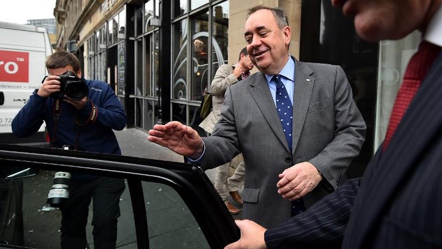 Le Premier ministre écossais Alex Salmond quitte les studios de la BBC après une interview, le 14 septembre 2014 à Edimbourg