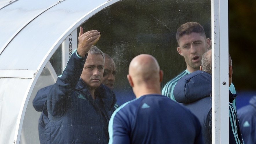 Jose Mourinho lors de l'entraînement de Chelsea le 28 septembre 2015 à Stoke D'Abernon, près de Londres