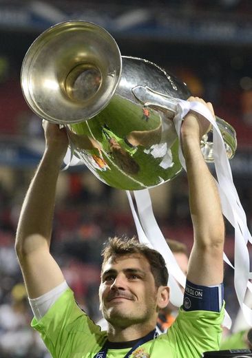 Le gardien du Real Madrid Iker Casillas soulève le trophée, après la victoire de son équipe contre l'Atletico, en finale de la Ligue des champions, le 24 mai à Lisbonne