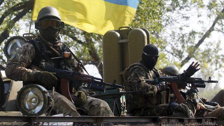 Des soldats ukrainiens en véhicule blindé patrouillent dans la région de Donetsk, le 15 septembre 2014