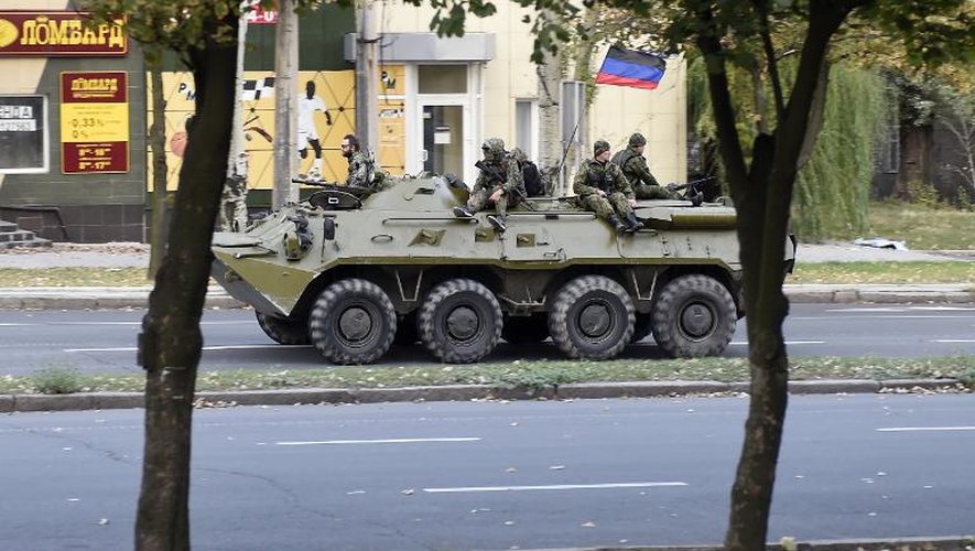 Des séparatistes prorusses en véhicule blindé circulent dans les rues de Donetsk, le 15 septembre 2014