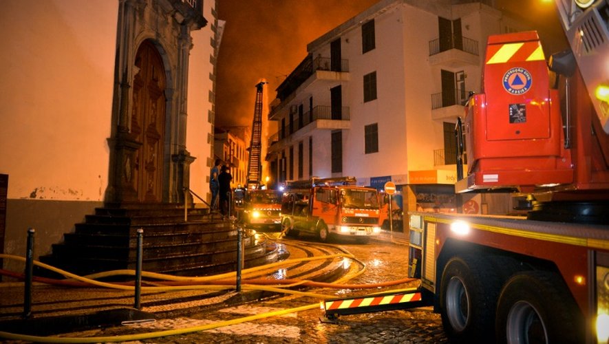 Une voiture de pompiers dans le centre historique de Funchal sur l'île portugaise de Madère, le 9 août 2016