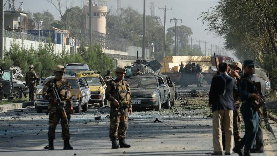 Les forces de sécurité afghanes sur les lieux d'un attentat suicide dans le centre de Kaboul, le 16 septembre 2014