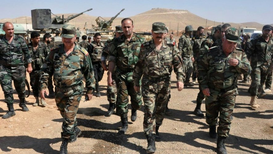 Une photo distribuée par l'agence officielle syrienne le 9 août 2016 montre le commandant en chef de l'armée syrienne Fahd Jasem al-Freij (2E D) avec des officiers lors d'une visite à Alep