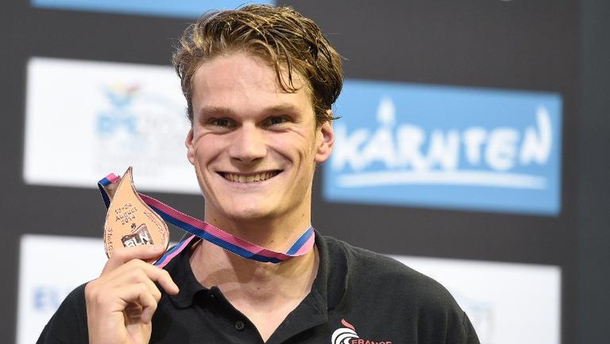 Le Français Yannick Agnel reçoit la médaille de bronze pour le 200 m nage libre aux championnats d'Europe de natation, le 20 août 2014, à Berlin
