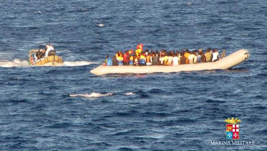Photo transmise par la marine italienne venant porter secours à des migrants au large de la Sicile, le 14 septembre 2014