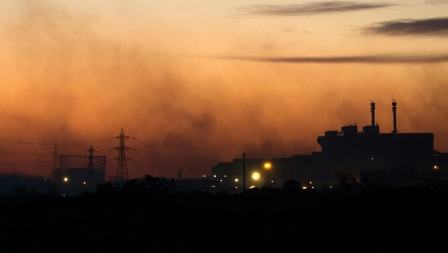 De la fumée s'élève dans le ciel de la zone industrielle de Fos-sur-Mer, le 10 août 2016