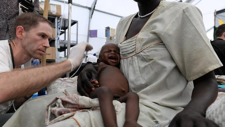 Un membre du personnel de Médecins Sans Frontières soigne un enfant sud-soudanais, le 30 may 2014 à Malakal
