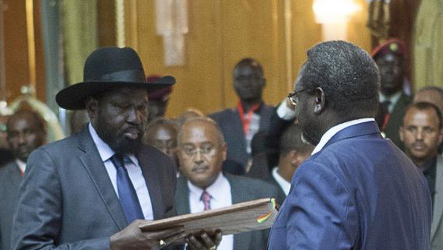 Le président sud-soudanais Salva Kiir (g) et son ancien vice-président Riek Machar (d), le 9 mai 2014 à Addis Abeba, en Ethiopie, pour signer la cessation des hostilités au Soudan du Sud