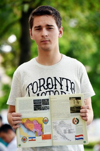 Tomislav Veble, lycéen croate, et son livre d'Histoire, le 30 juin 2016 à Zagreb