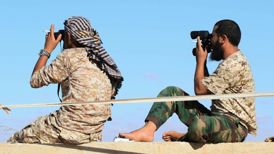 Des soldats libyens loyaux au gouvernement libyen d'union nationale (GNA) observent Syrthe alors qu'ils s'apprêtent à attaquer cette ville tenue par l'EI, le 18 juillet 2016