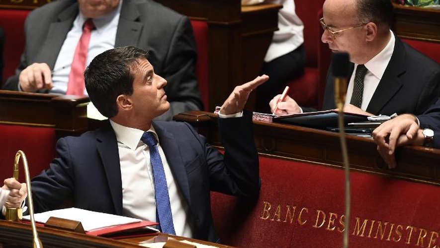 Le Premier ministre Manuel Valls (g) juste avant son discours de politique générale à l'Assemblée nationale, le 16 septembre 2014