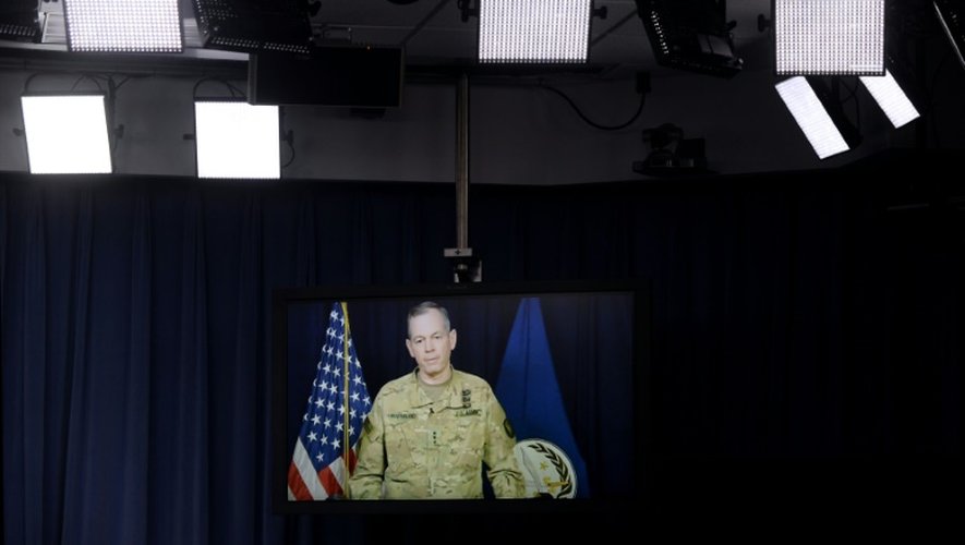 Le général Sean MacFarland, qui dirige la coalition anti-EI, s'exprime lors d'une visio-conférence depuis Bagdad, le 1er février 2016, à Arlington, en Virginie