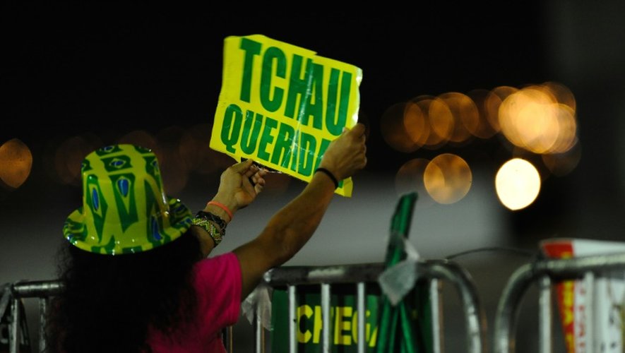 Une manifestante anti-Rousseff devant le congrès national pendant un vote sur le sort de la présidente suspendue, à Brasilia le 9 août 2016