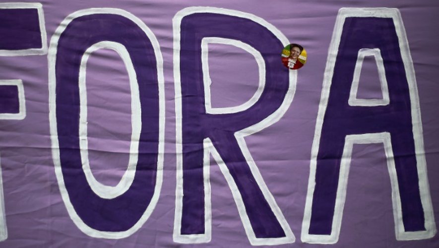 Une bannière "Dehors" brandie pendant une manifestation pour la destitution de Dilma Rousseff, à Sao Paulo le 9 août 2016
