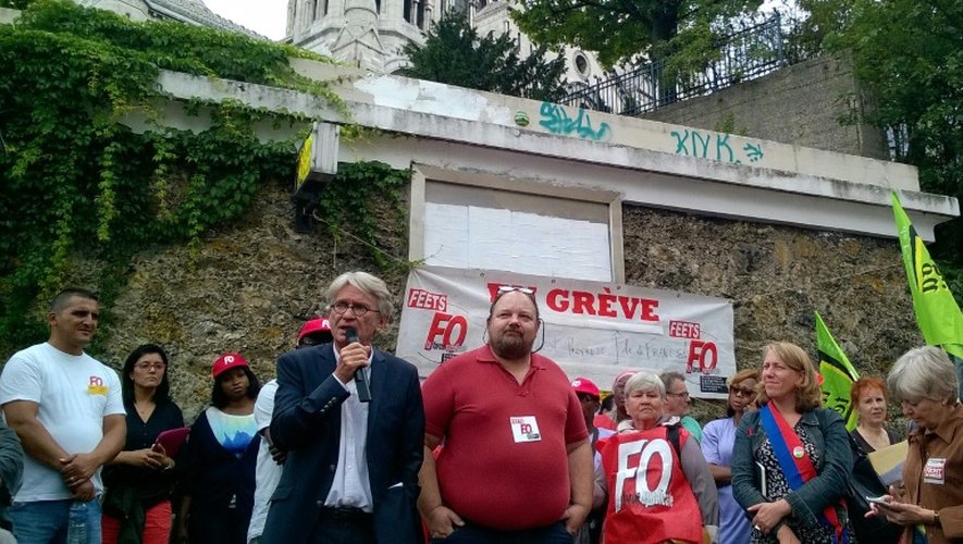Le Secrétaire général du syndicat FO, Jean-Claude Mailly (g), lors d'une manifestation devant les toilettes publiques de Montmartre à Paris pour défendre les "dames pipi", le 20 août 2015