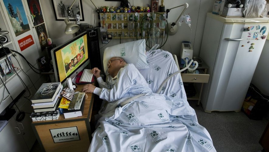 Paulo Henrique Machado, le 16 septembre 2015 dans sa chambre d'hôpital où il a créé le dessin animé "Brincadeirantes"