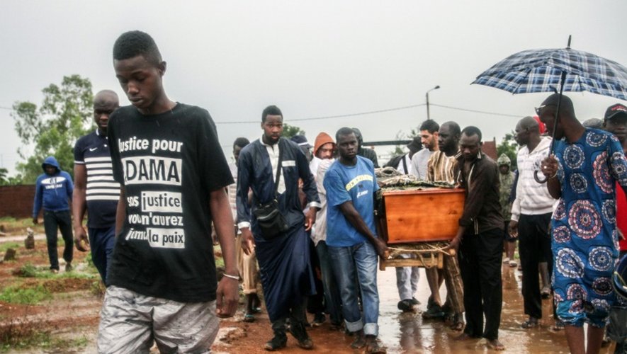 Des proches d'Adama Traoré portent son cercueil le 7 août 2016 à Kolaban Koro, au sud de Bamako, le 7 août 2016