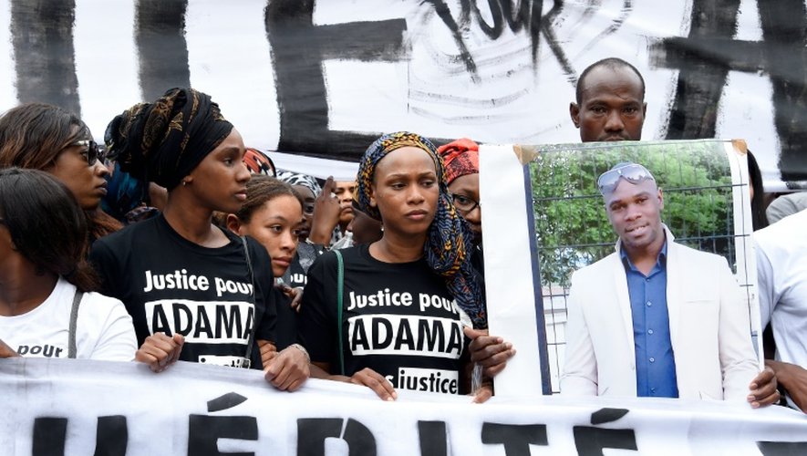 La soeur d'Adama Traoré, Assa (2e à d.), lors d'une manifestation le 30 juillet 2016 à Paris pour demander la "vérité" sur la mort du jeune homme