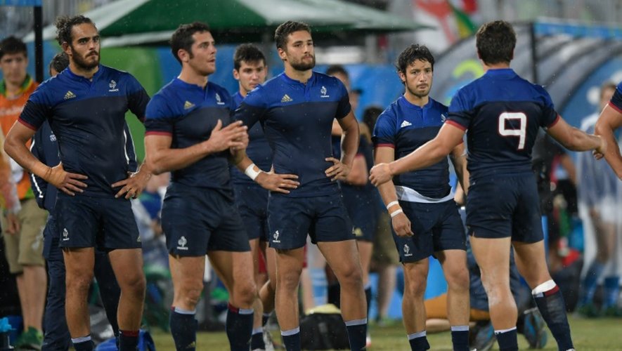 La déception de joueurs de l'équipe de France de rugby à 7 après leur défaite face au Japon en quart de finale aux JO, le 10 août 2016 à Rio