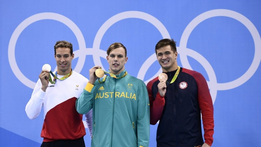 Le podium du 100 m nage libre, le vainqueur l'Australien Kyle Chalmers, entouré du Belge Pieter Timmers (g) et de l'Américain Nathan Adrian, le 10 août 2016 à Rio