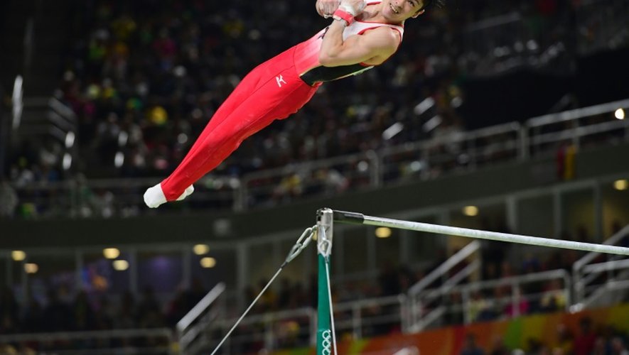 Le Japonais Kohei Uchimura, sacré champion olympique du concours général de gymnastique, le 10 août 2016 aux JO de Rio