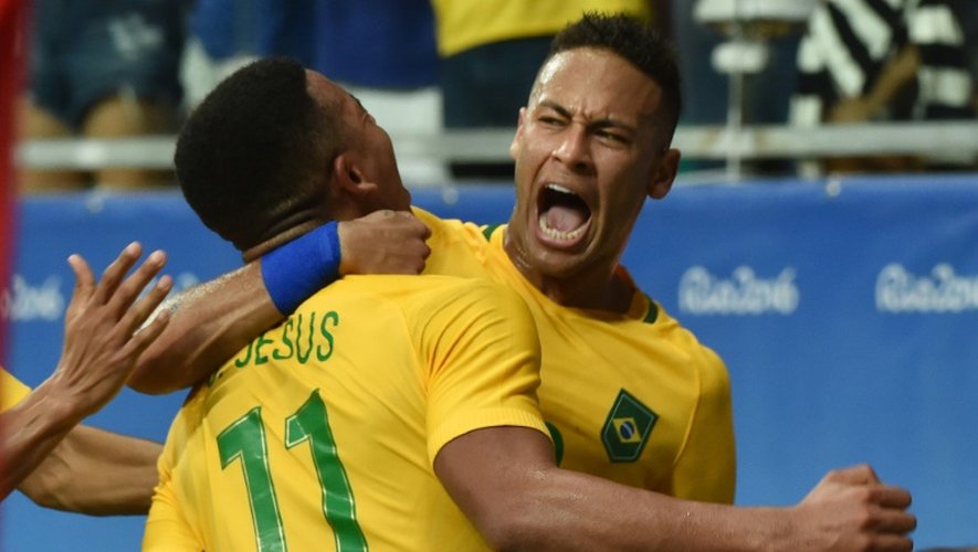 Le Brésilien Gabriel Jesus félicité par son coéquipier Neymar après un but contre le Danemark, le 10 août 2016 aux JO de Rio
