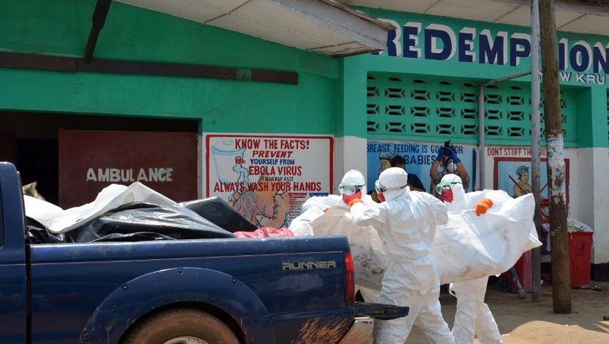 Des membres de la Croix-Rouge libérienne emporte les corps des victimes du virus Ebola, le 12 septembre 2014 à Monrovia