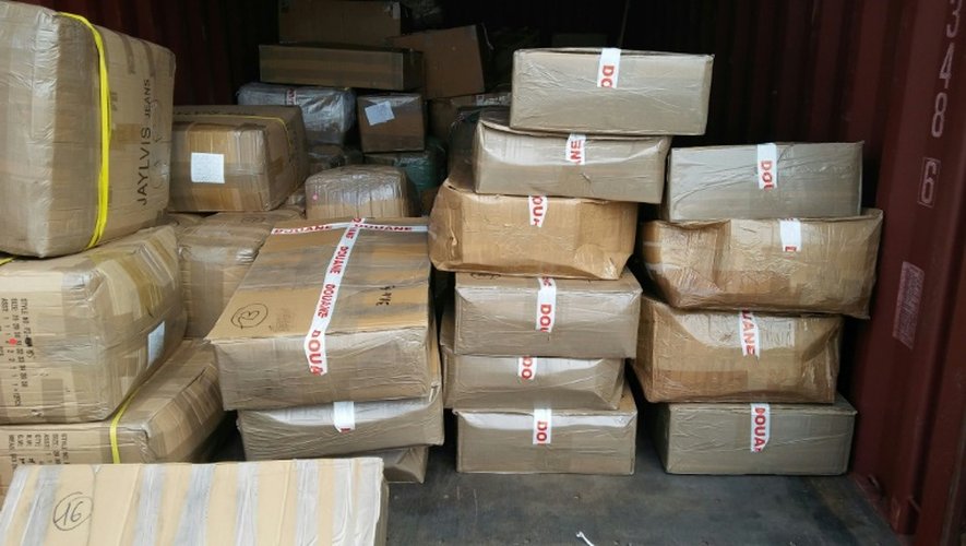 Photo founie le 29 juillet 2016 par la douane montrant des cartons contenant 582 kg de résine de cannabis trouvés le 29 juillet 2016 dans le port de Rouen