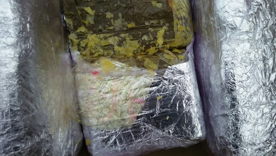 Photo founie le 29 juillet 2016 par la douane montrant des cartons contenant 582 kg de résine de cannabis trouvés le 29 juillet 2016 dans le port de Rouen