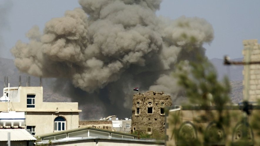 De la fumée au-dessus de la ville de Sanaa après une frappe aérienne de la coalition arabe, le 29 septembre 2015 au Yémen