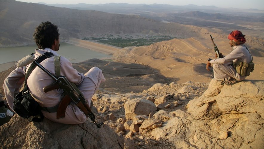 Des combattants yéménites loyalistes regardent le barrage d'Arim dans la province de Marib, à l'est de Sanaa, le 28 septembre 2015