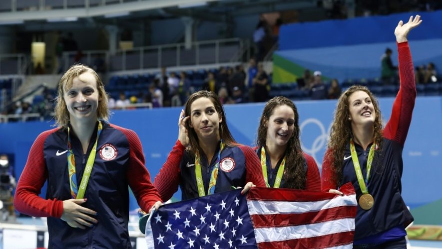 Les Américaines Katie Ledecky, Madeline "Maya" Dirado, Leah Smith et Allison Schmitt sur le podium avec l'or du relais 4x200 m le 10 août 2016 à Rio