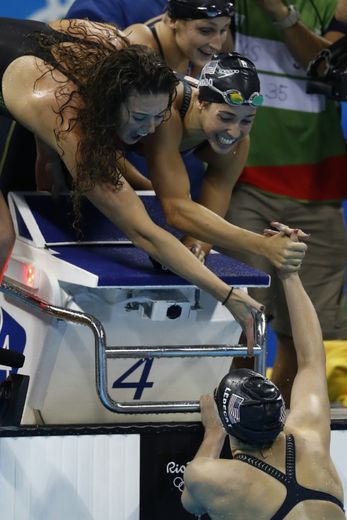 Allison Schmitt, Madeline "Maya" Dirado Leah Smith et Katie Ledecky à l'issue de leur victoire dans le du relais 4x200 m le 10 août 2016 à Rio