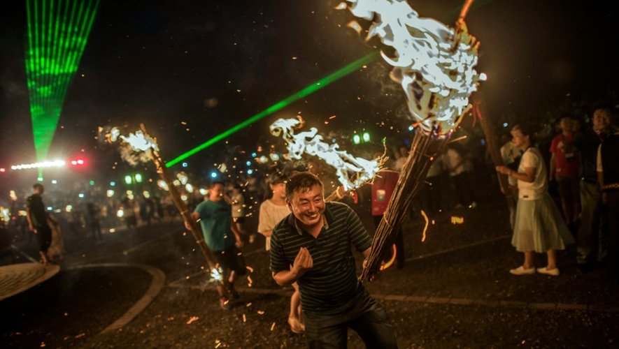 Des porteurs de torches à Xichang, le 27 juillet 2016