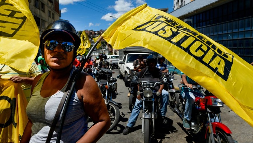 Des opposants défilent en moto à Caracas, le 4 août 2016