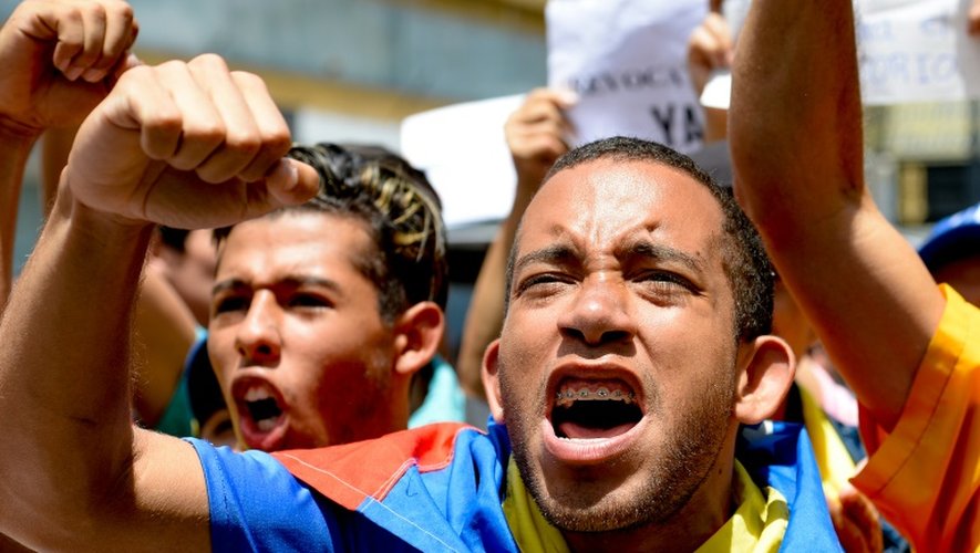 Des opposants défilent à Caracas, le 27 juillet 2016