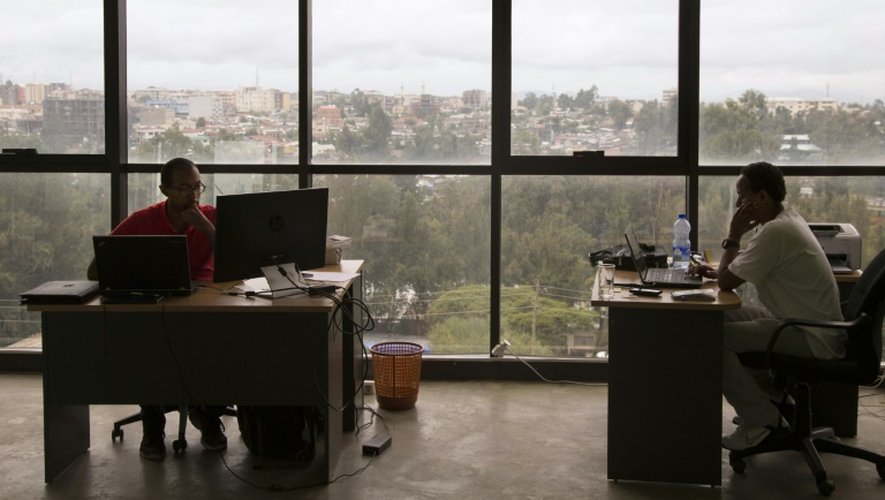 L'entrepreneur éthiopien Feleg Tsegaye (g) travaille avec un collègue dans les locaux de Deliver Addis, un service en ligne de livraison de repas à domicile, à Addis Ababa, le 24 septembre 2015