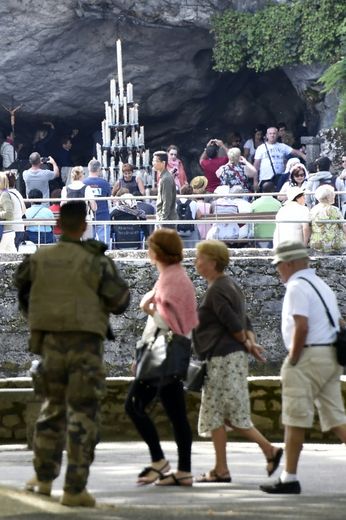 Des militaires de l'opération Sentinelle patrouillent le 11 août 2016 à Lourdes